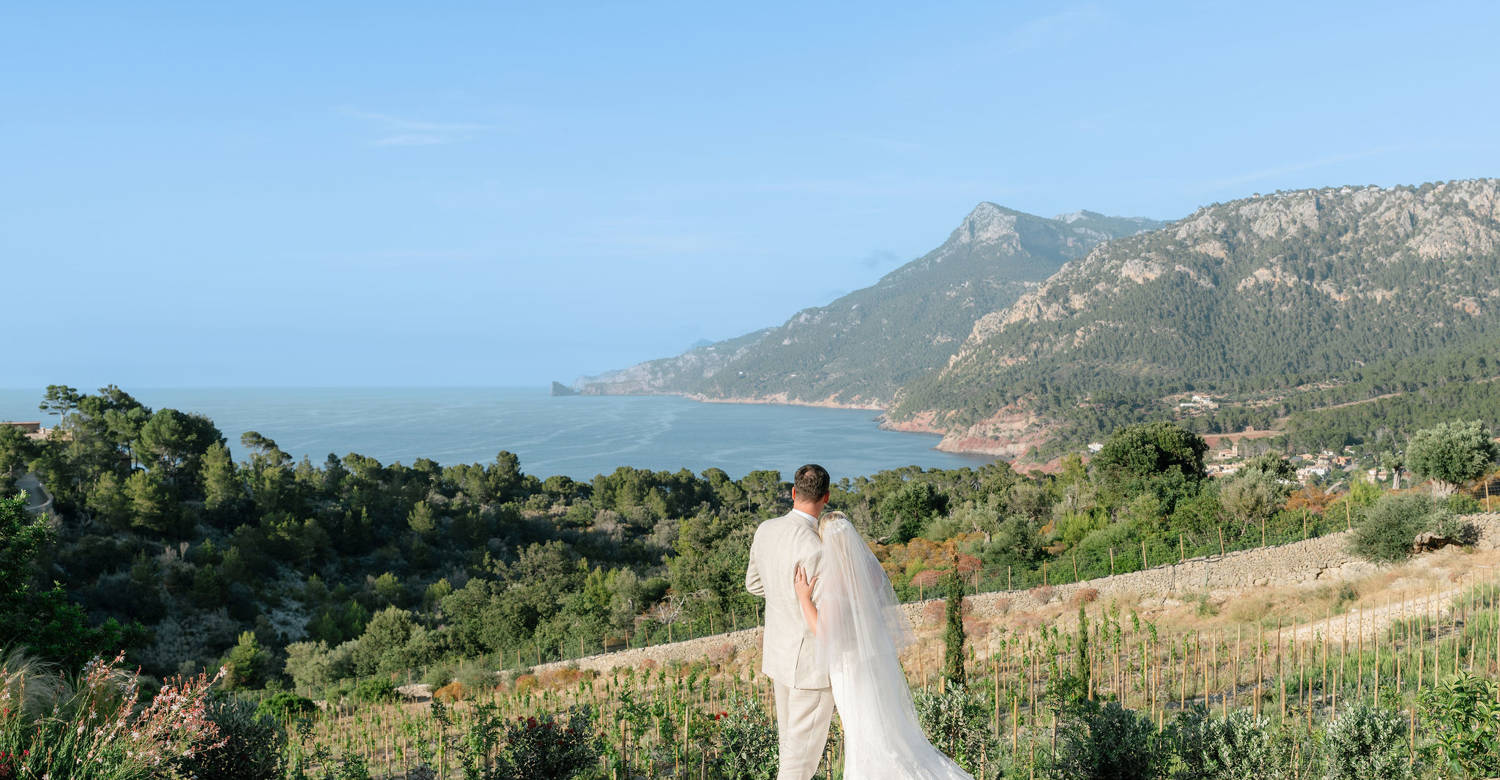 Credit: Planning & Styling: @laneproductions, Photographer: @ricci.wedding, Videographer: @madeinvideo, Florist & Decor: @arsfestum, Production: @lomusic